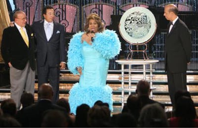 Franklin receives the UNCF Award of Excellence from Clive Davis, Smokey Robinson and Dr. Michael Lomax